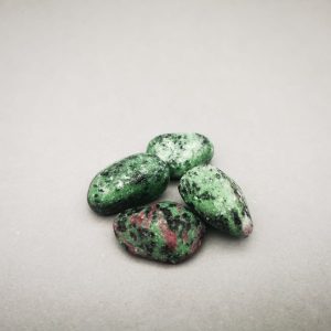 Zoisit z rubinom - Ročni