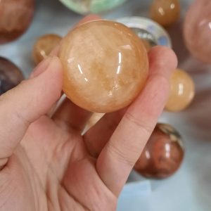 Kalcit krogla premera 4cm