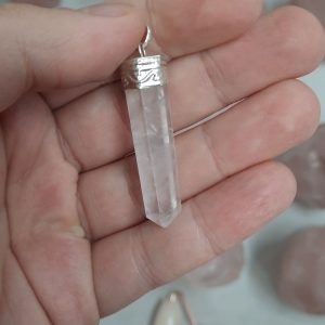 Obesek kamena strela konica