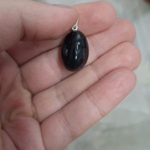 Obesek črni turmalin brušen