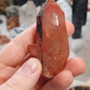 Kamena strela s hematitom